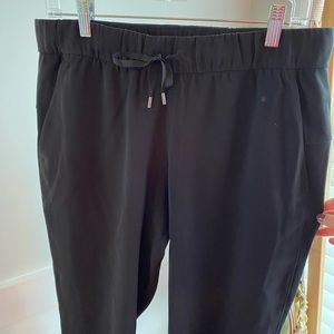Lululemon black on the fly jogger
